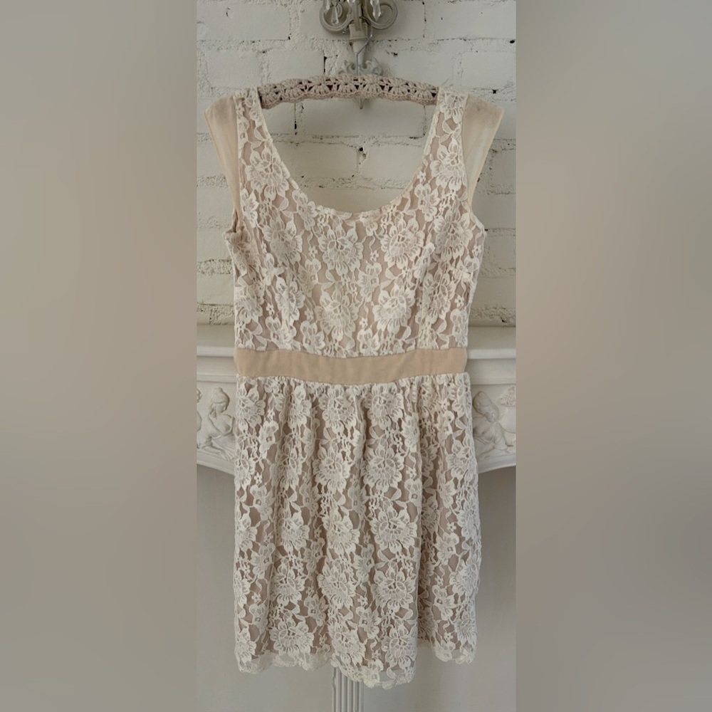 American Eagle Cream Lace Dress
Size: 4 
Used (Like New)